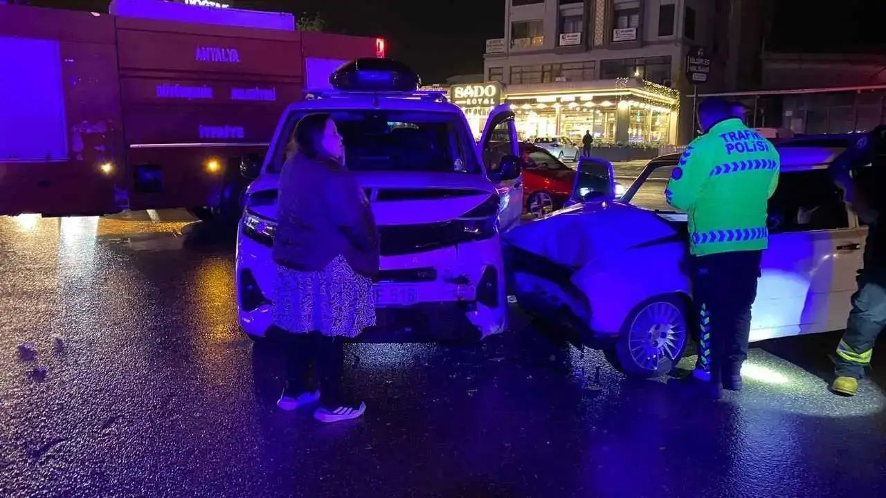 Serik Otogar Kavşağı’nda İki Araç Birbirine Girdi! 3 Yaralı 6